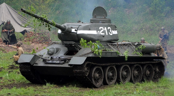 Военно-историческая реконструкция боя под курской дугой - танк т-34